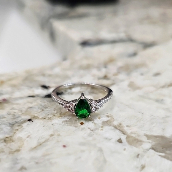 Elegant Vintage Silver Ring with Green Gemstone - Picture 1 of 6
